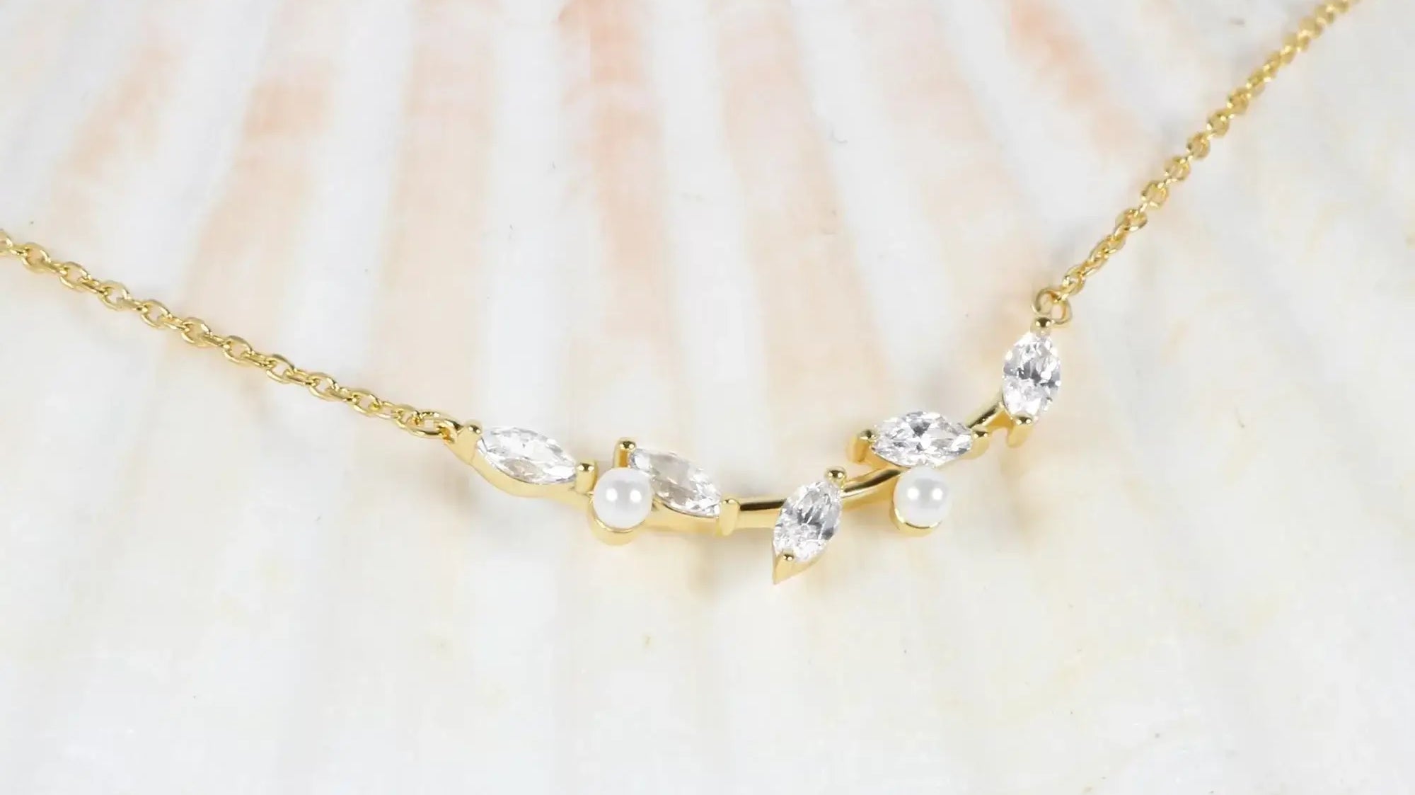 Glamour in the Spotlight: Unveiling the Kaitlan Collins Necklace Trend